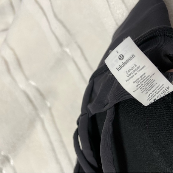Lululemon Energy Longline High-Neck Bra Black, size 2, stretchy waistband - Picture 3 of 3